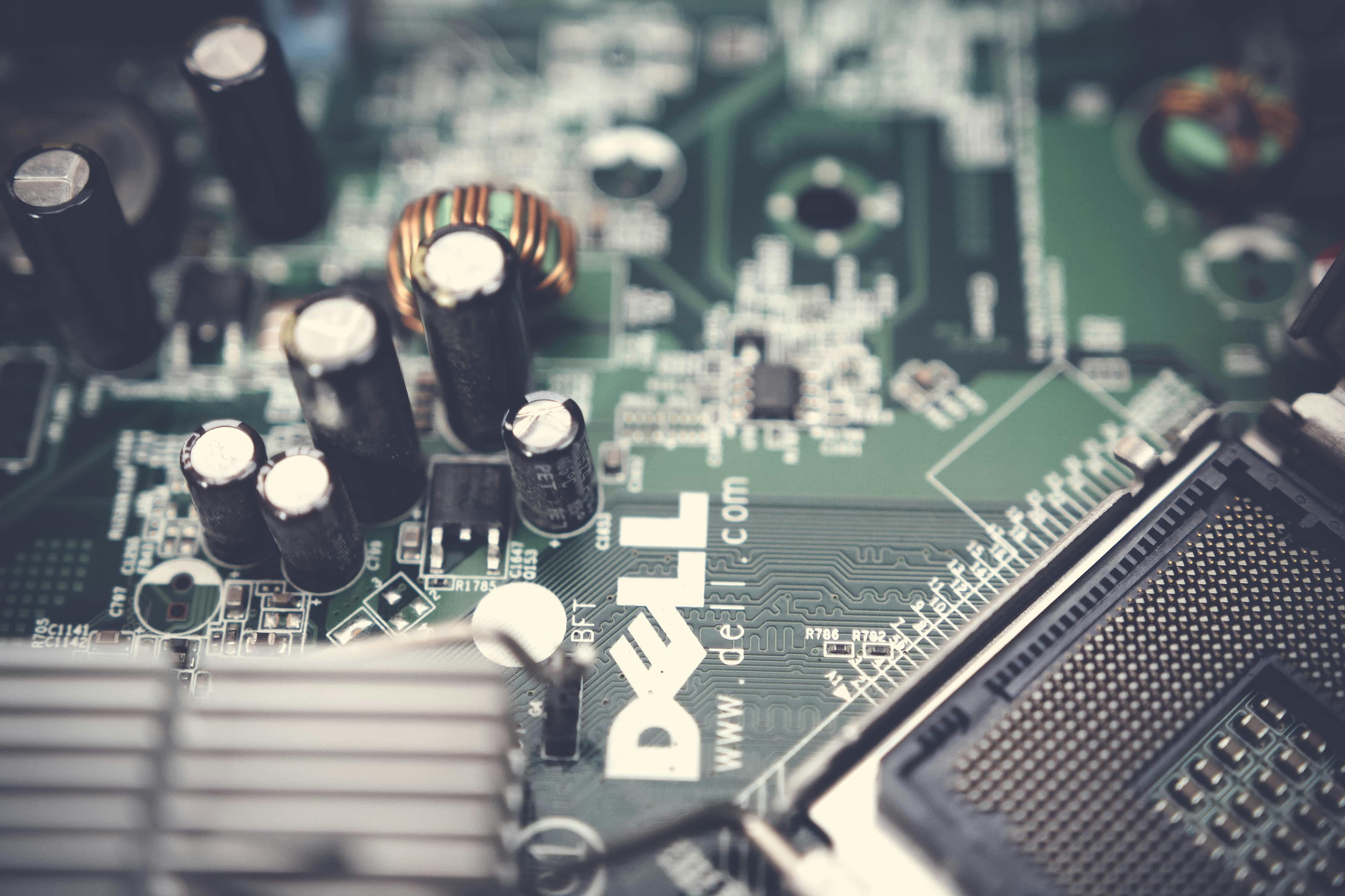 Aktien, Anleihen oder Algorithmen? Der moderne Mix für unkorrelierte Renditen